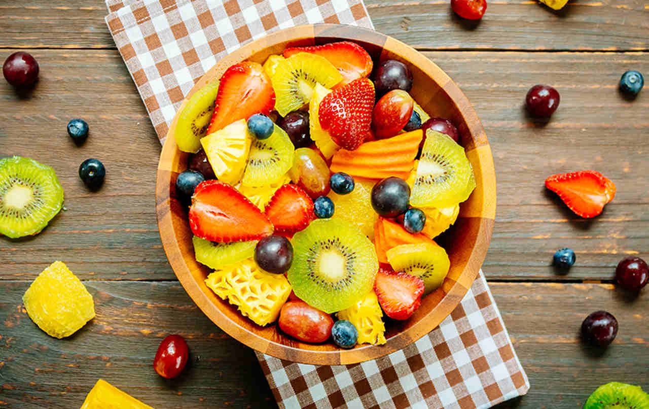 prato com frutas picadas para manter um cardápio com alimentação funcional 