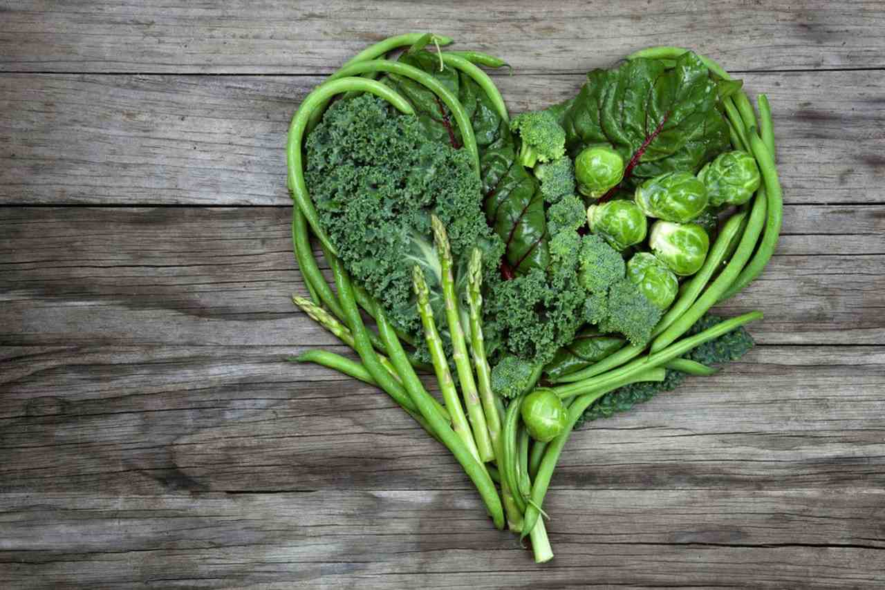 verduras distribuídas em uma mesa em formato de coração para associar com os alimentos funcionais