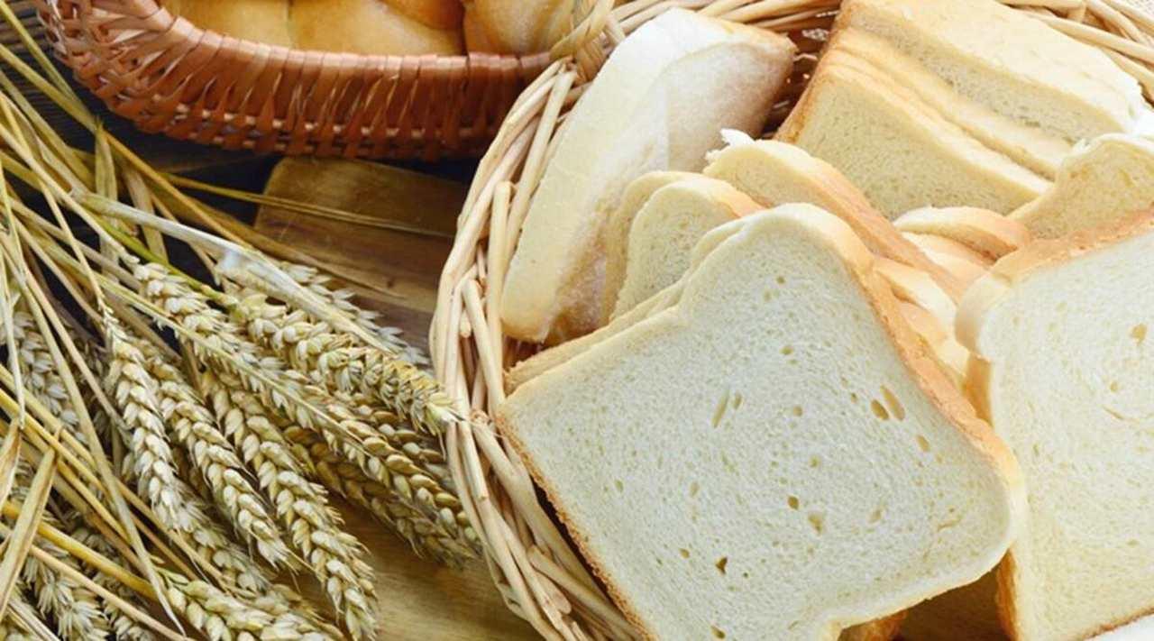 cesta com pães e alimentos de centeio com glúten não recomendados para quem tem intolerância ao glúten