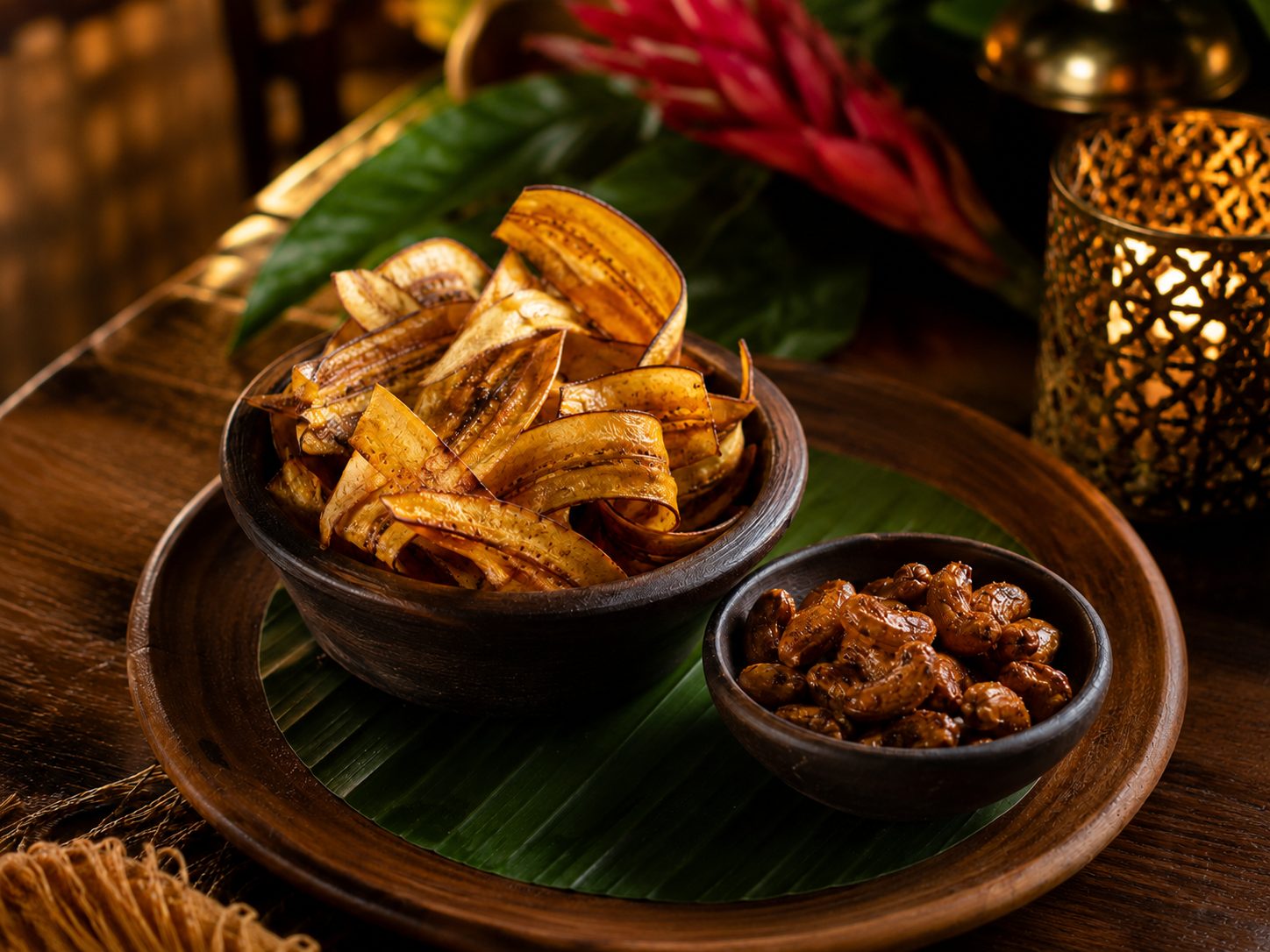 Chips de banana-da-terra e castanhas caramelizadas com especiarias