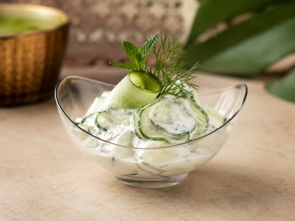 Salada de pepino com iogurte, raita